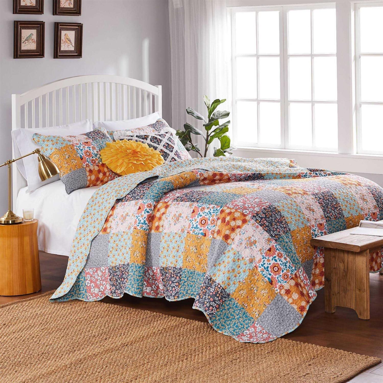 Barefoot Bungalow Carlie Quilt Set - Image 4