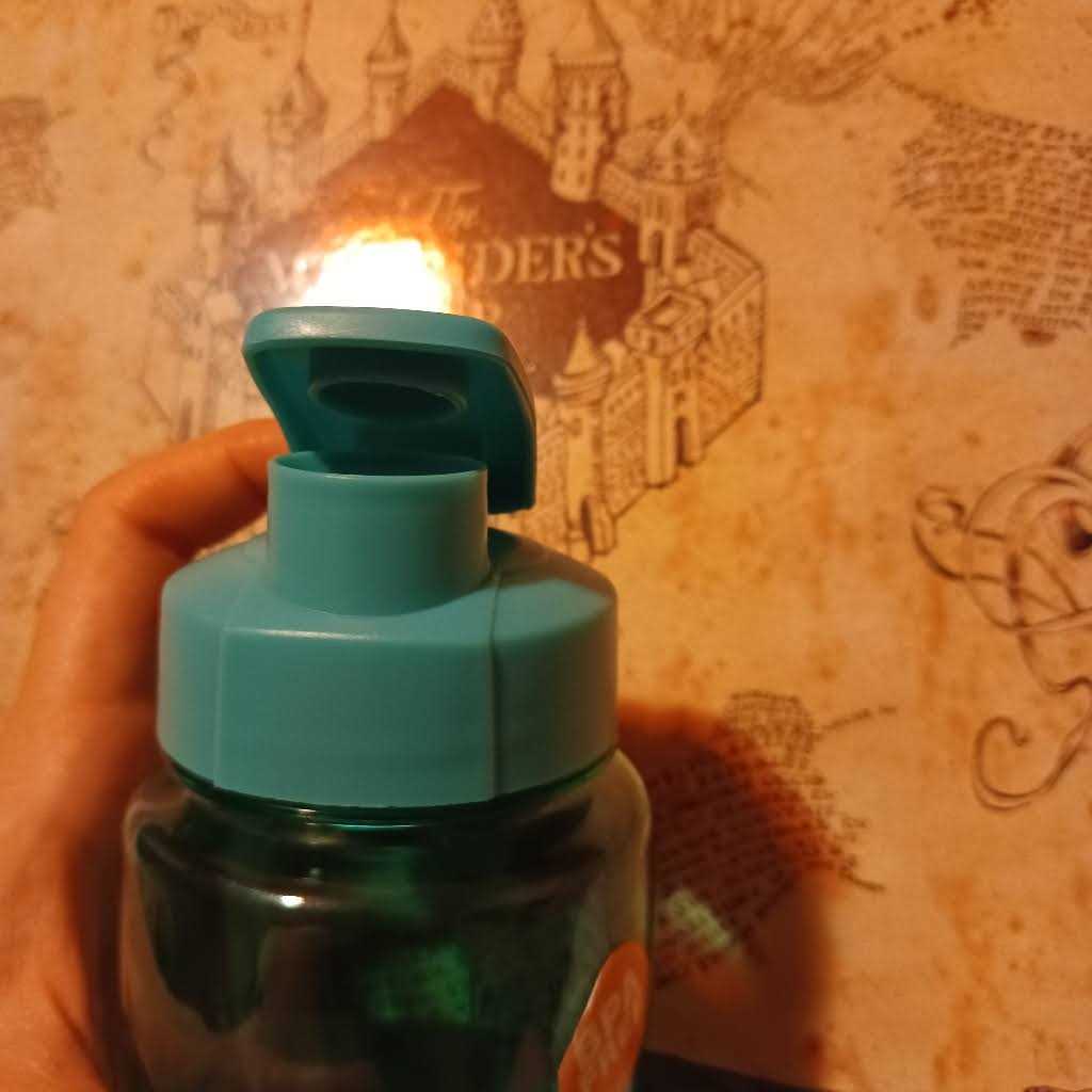 Tlee0880’s Closet Colorful Plastic Water Bottles with Flip-Top Lids - Image 4