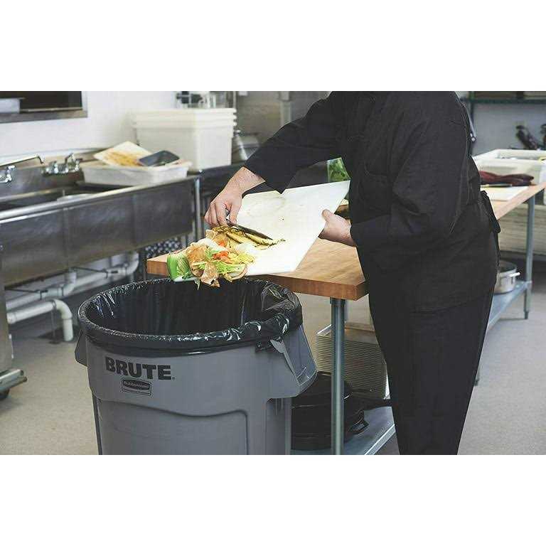 Rubbermaid Brute Lid FG260900GRAY - Image 4