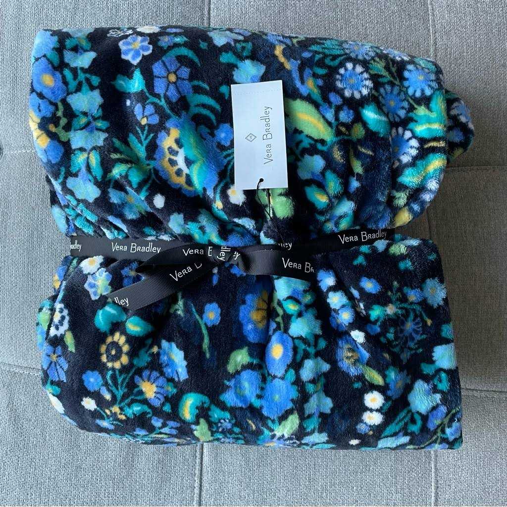 Vera Bradley Plush Throw Blanket - Image 4