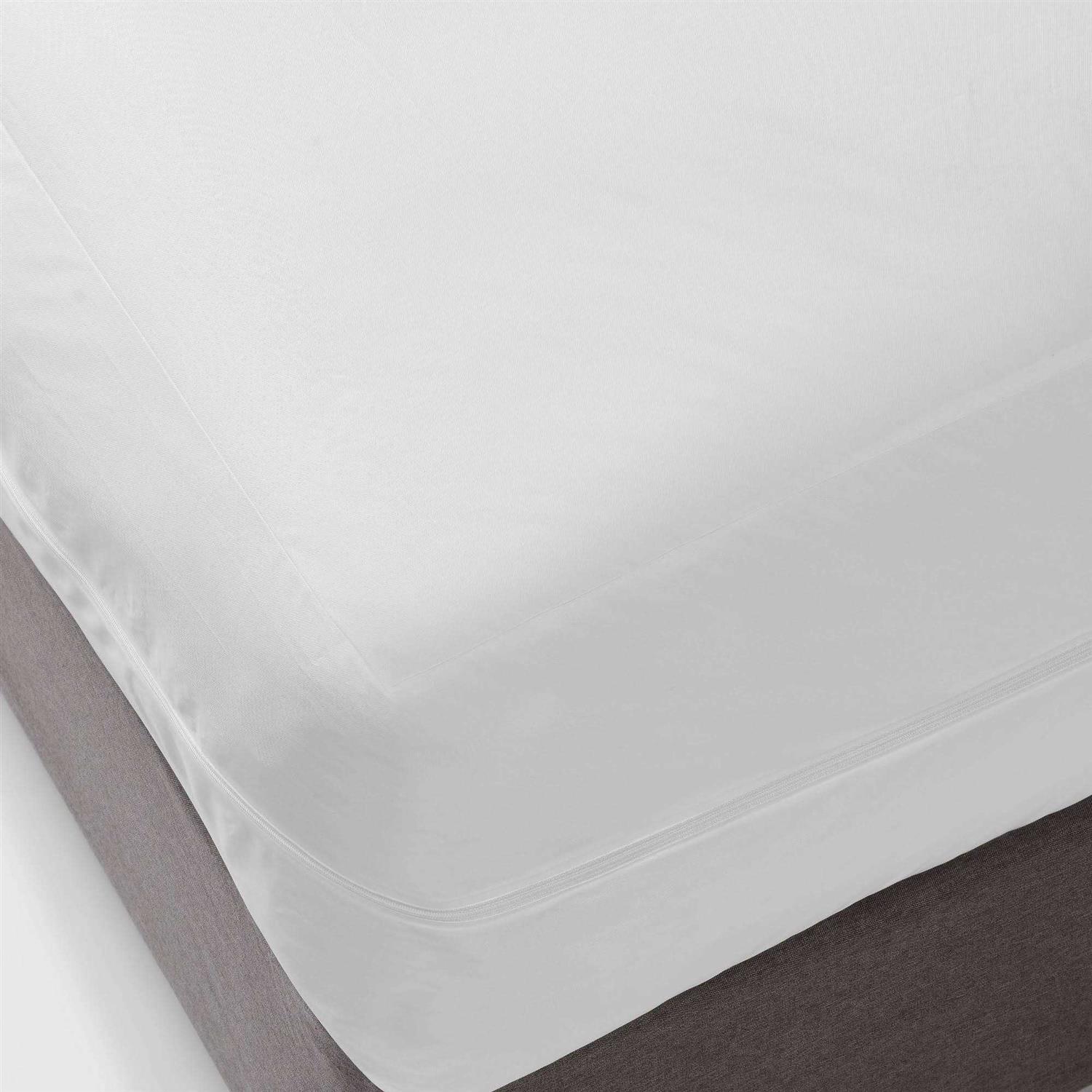 Room Essentials Waterproof Zippered Mattress Protector - Image 3