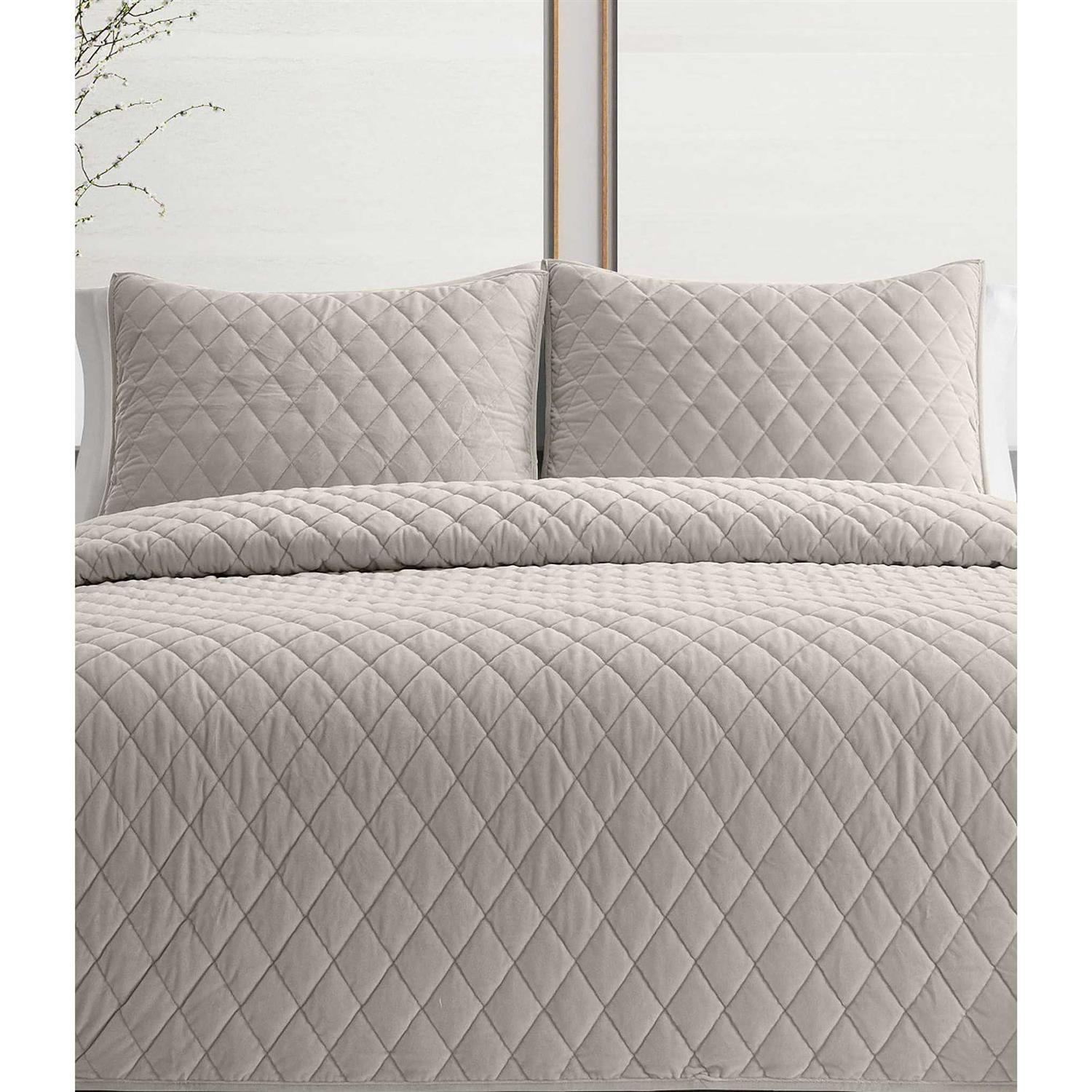 Vera Wang Diamond Velvet Quilt Set - Image 3