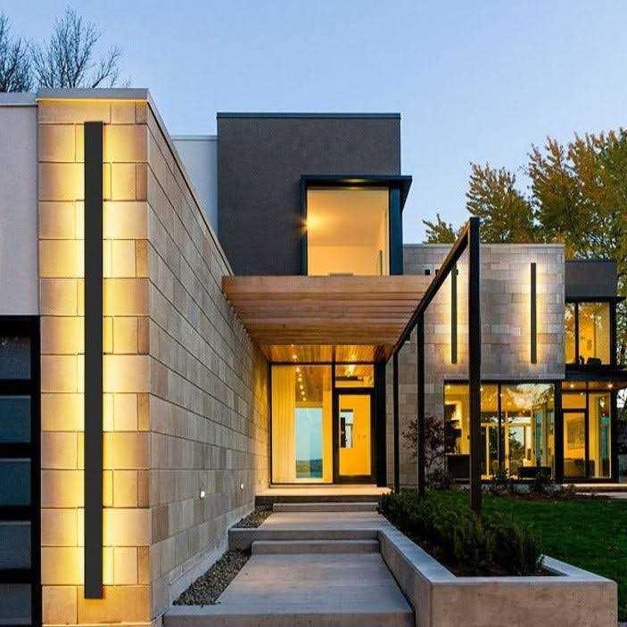 Svelte Outdoor Linear Wall Lamp - Image 2